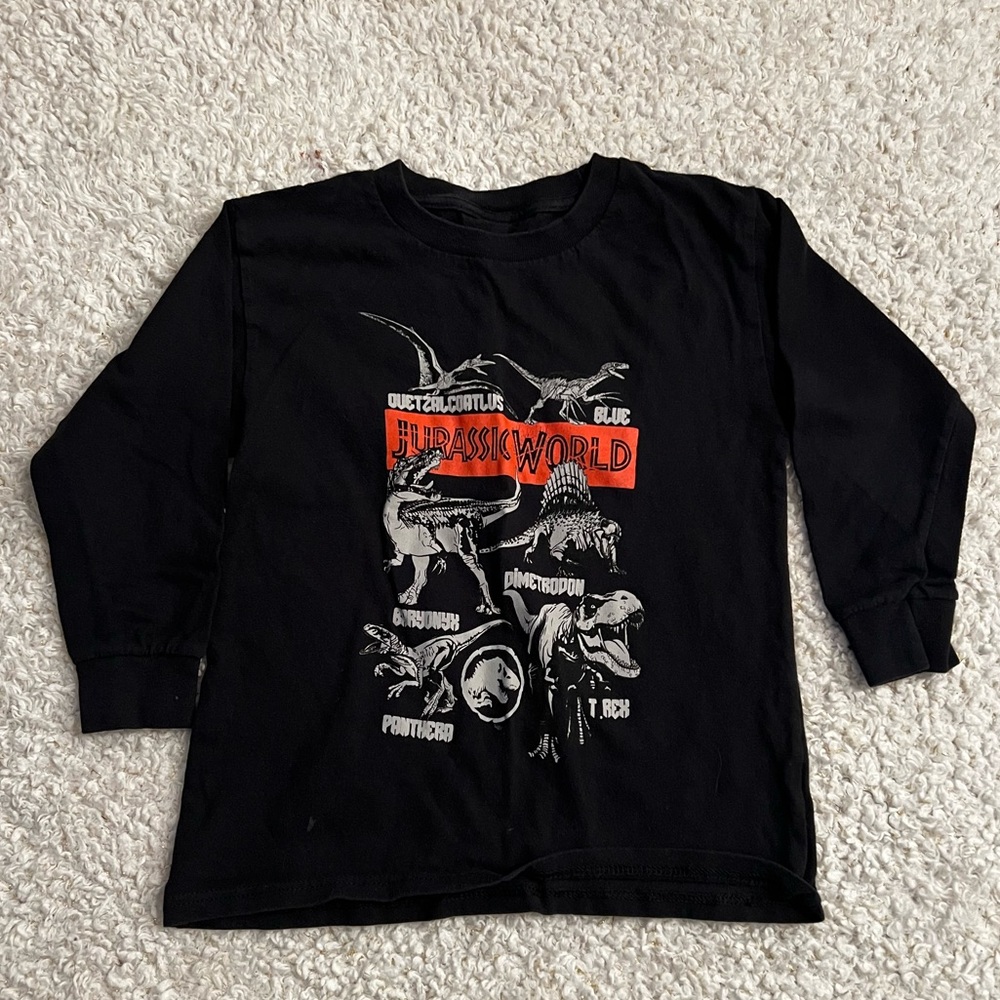 boys black Jurassic world T-shirt. size x-small.